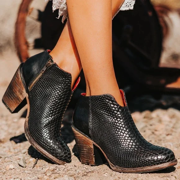 🚫SOLD! |•FREEBIRD🦅BY STEVEN•| GORGEOUS DETROIT Black Snake Booties Size 10 - Picture 2 of 16